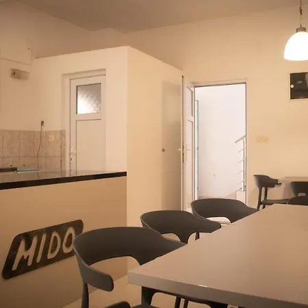 Apartments&rooms Mido בית הארחה