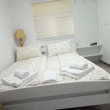 Apartments&rooms Mido בית הארחה