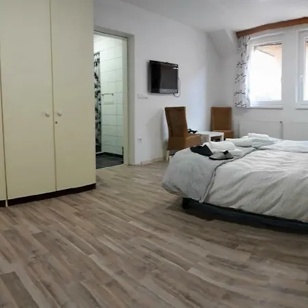 Apartments&rooms Mido בית הארחה